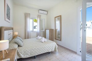 4 bedrooms, iron/ironing board, free WiFi, bed sheets