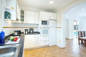 Microondas, lavavajillas y cafetera y tetera 