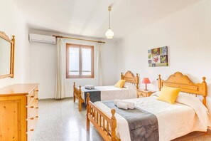6 bedrooms, iron/ironing board, free WiFi, bed sheets
