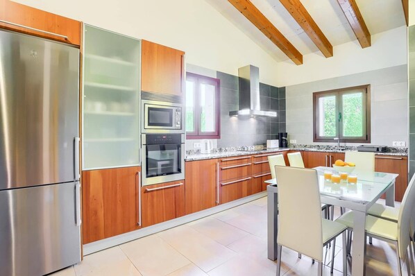 Microwave, dishwasher, coffee/tea maker - Villa Les Pells by Villa Plus (Crestatx)