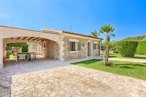 Outdoor dining - Villa Les Pells by Villa Plus (Crestatx)