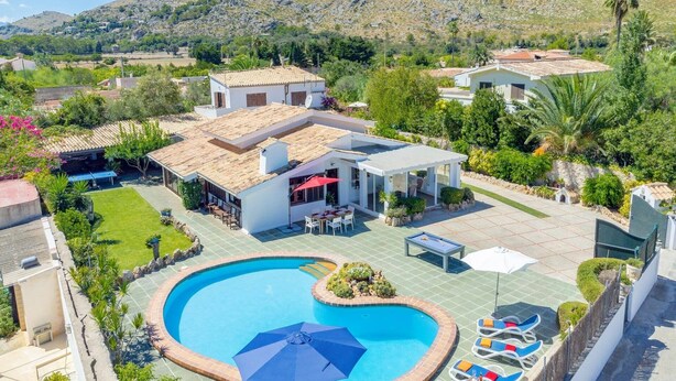 Une propriét é résidentielle dotée d’une piscine, d’un espace extérieur aménagé et d’un jardin.