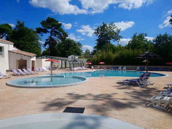 Indoor pool, seasonal outdoor pool - Camping Les Pins de Sel (Saint-Augustin)