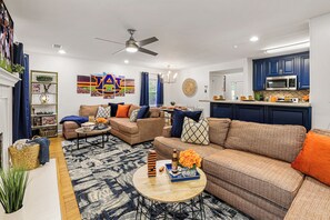 Smart TV, fireplace, table tennis, stereo