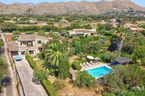 A residential area with a swimming pool, surrounded by greenery and houses. - Villa Vidrier II by Villa Plus (El Vilà)