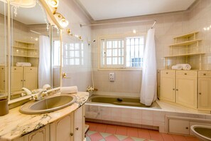 Séchoir à cheveux, serviettes fournies