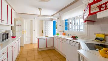 Een magnetron, een vaatwasser