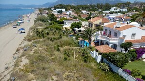 Villa Pedrosol, avec vue sur la plage, est entourée d’immeubles résidentiels et de verdure.