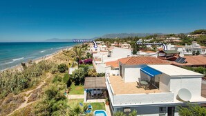 Villa Pedrosol et Villa Golden Beach, offrant une vue sur la plage et l’océan.