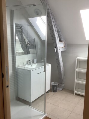 Dusche, Haartrockner, Handtücher