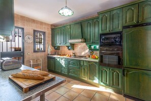 Micro-ondes, lave-vaisselle, cafetière/bouilloire