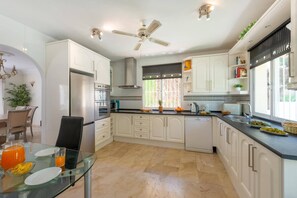 Microwave, dishwasher, coffee/tea maker - Villa La Cresta by Villa Plus (Las Lagunas de Mijas)