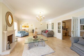 Smart TV - Villa La Cresta by Villa Plus (Las Lagunas de Mijas)