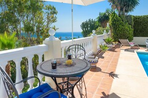 Outdoor dining - Villa La Cresta by Villa Plus (Las Lagunas de Mijas)