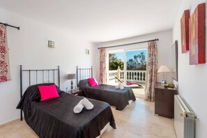 3 bedrooms, WiFi, bed sheets - Villa La Cresta by Villa Plus (Las Lagunas de Mijas)