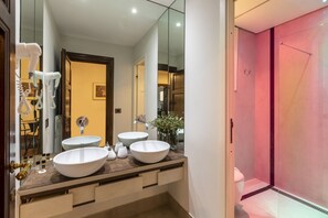 Douche, sèche-cheveux, bidet, serviettes fournies