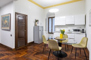 Réfrigérateur, four à micro-ondes, un four, surface de cuisson
