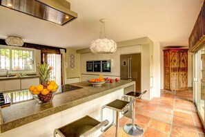 Micro-ondes, lave-vaisselle, cafetière/bouilloire