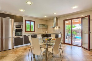 Mikroaaltouuni, astianpesukone, kahvin-/teenkeitin