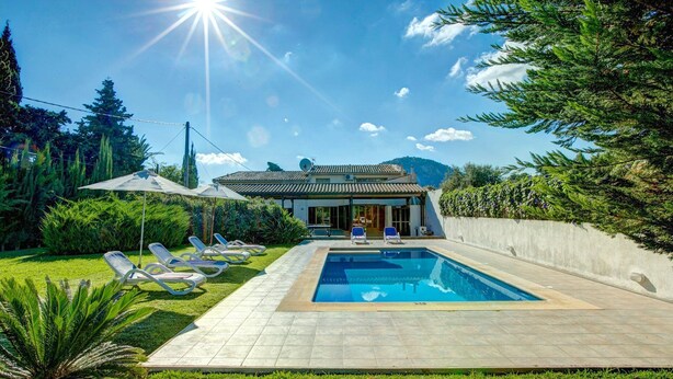 A modern house with a swimming pool, surrounded by lush greenery and a clear blue sky. - Villa Llobiner by Villa Plus (Pollença)