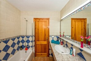 Hair dryer, towels - Villa Jupiter by Villa Plus (Cap d'Artrutx)