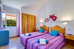 3 bedrooms, iron/ironing board, free WiFi, bed sheets - Villa Jupiter by Villa Plus (Cap d'Artrutx)