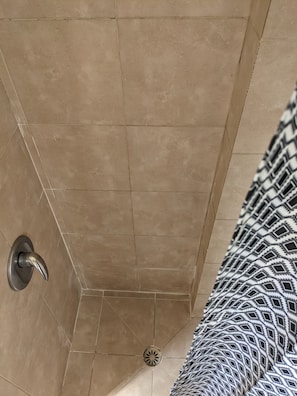 Dusche, Handtücher, Seife, Shampoo