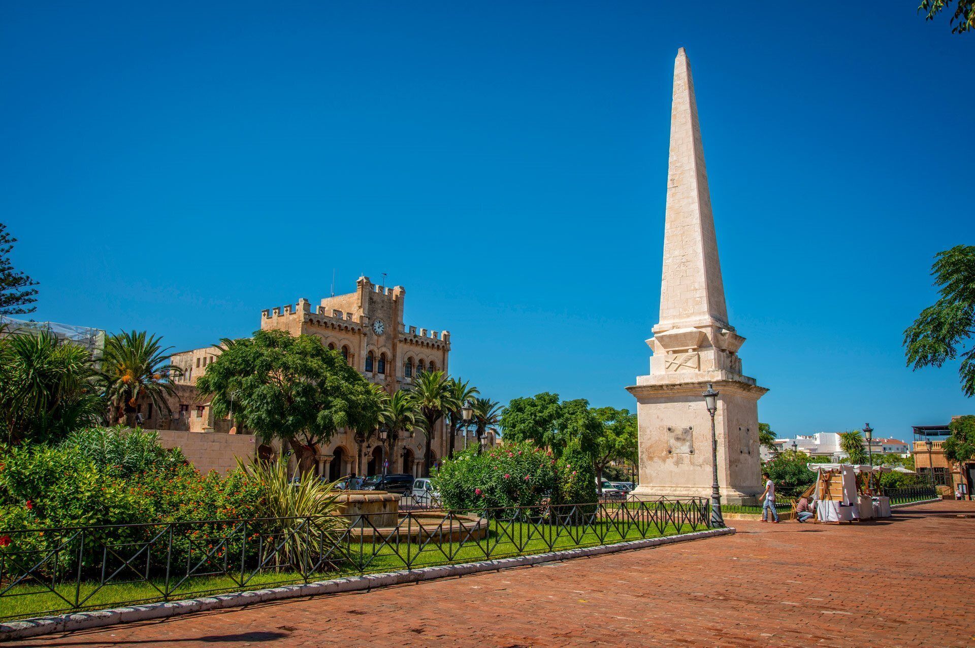 Un edifici històric amb un obelisc alt al davant.