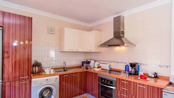 Micro-ondes, lave-vaisselle, cafetiĂšre/bouilloire