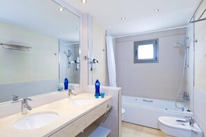 Sèche-cheveux, serviettes fournies