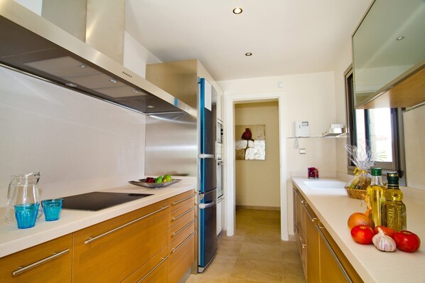 Mikrowelle, Geschirrspüler, Wasserkocher mit Kaffee-/Teezubehör