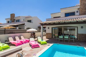 A pool area with lounge chairs and a barbecue grill. - Villa Pino by Villa Plus (Corralejo)
