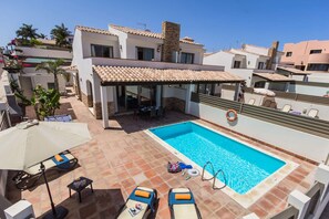 A rooftop pool area with lounge chairs, a covered seating area, and a swimming pool. - Villa Jenny by Villa Plus (Corralejo)