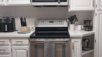 Een koelkast, een magnetron, een oven, een kookplaat