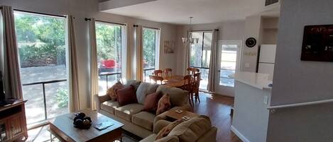 Televisión, reproductor de DVD y libros