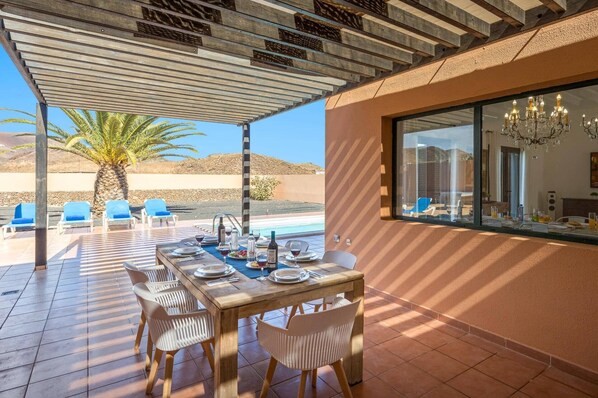 Outdoor dining