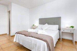 3 slaapkamers, een strijkplank/strijkijzer, gratis wifi, beddengoed
