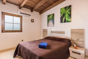 4 عدّة غرف نوم وواي فاي وملاءات أسرّة