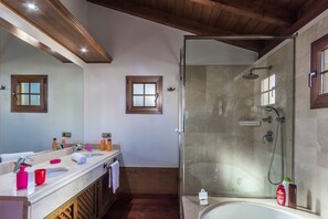 Hårføner og håndklær