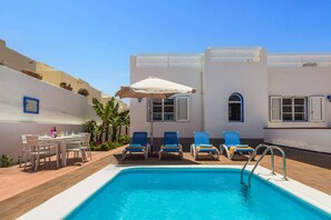 Pool - Villa Solmen by Villa Plus (Corralejo)
