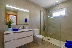 Hårføner og håndklær