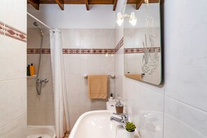 Secador de cabelo, toalhas de banho