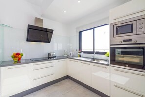 Mikroaaltouuni, astianpesukone, kahvin-/teenkeitin