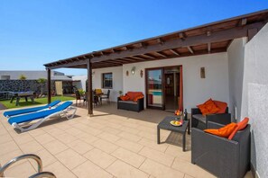 Outdoor dining - Villa Ramon by Villa Plus (Playa Blanca)