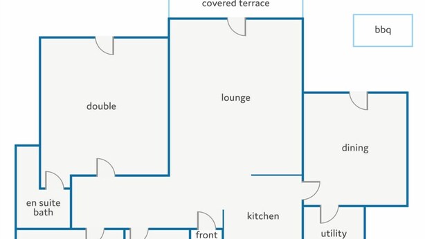 Een plattegrond van een hotel met zwembad, overdekt terras, lounge, eetruimte, keuken, bijkeuken, douchekamer, voordeur, tweeepersoonskamer, eigen badkamer en een tweepersoonskamer.