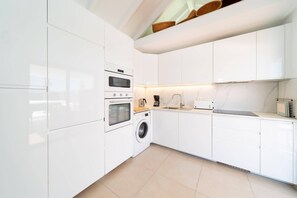 Coffee/tea maker, microwave, dishwasher