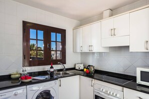 Micro-ondes, lave-vaisselle, cafetière/bouilloire