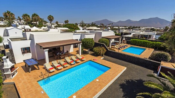 A rooftop pool area with lounge chairs and a pool table. - Villa Yaiza by Villa Plus (Playa Blanca)
