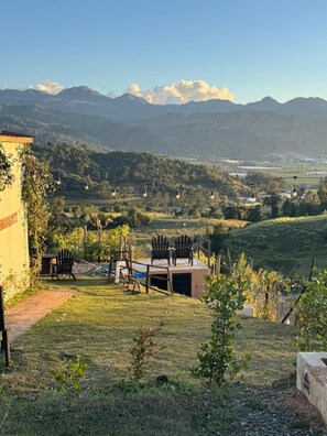 Terrace/patio - La Casita de Charo 2, live moments in the mountain... create memories forever! (Constanza)