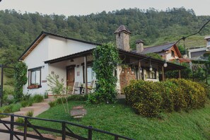 Exterior - La Casita de Charo 2, live moments in the mountain... create memories forever! (Constanza)